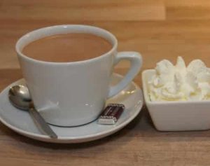 Heißer Kakao mit Sahne